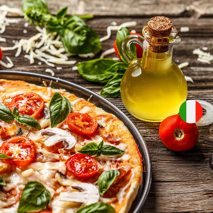 Flasche Olivenöl aus Italien neben einer Pizza, Basilikum im Hintergrund