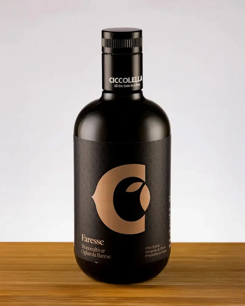 Schwarze Flasche Olivenöl Faresse von Ciccolella