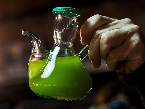 Frisches Olivenöl mit satter, grüner Farbe aus Spanien
