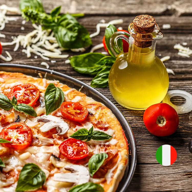 Flasche Olivenöl aus Italien neben einer Pizza, Basilikum im Hintergrund