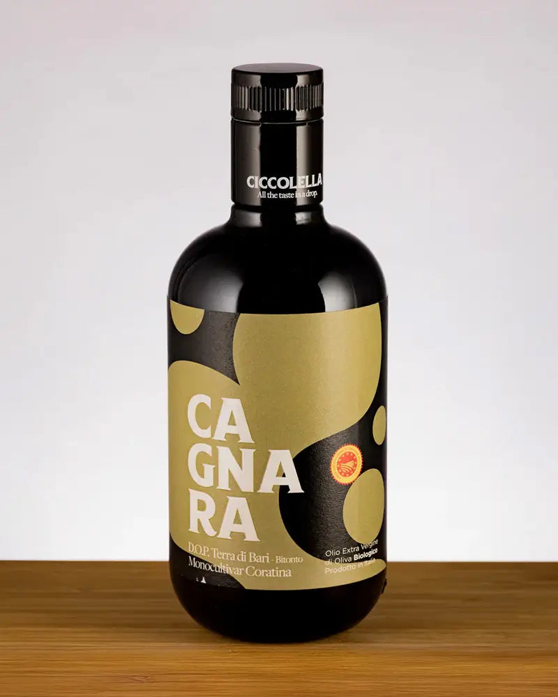 Schwarze Flasche Olivenöl Cagnara von Ciccolella