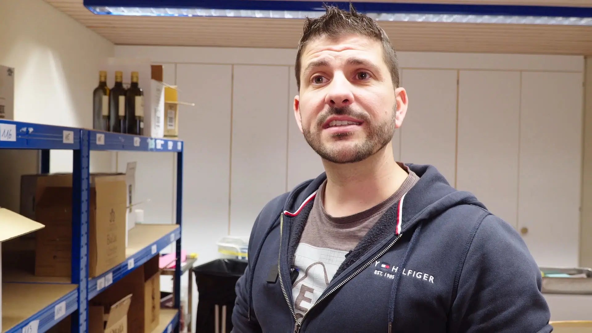 Video laden: Peter Schläpfer führt durch das Lager von Guidolio und zeigt Olivenöle aus dem Angebot