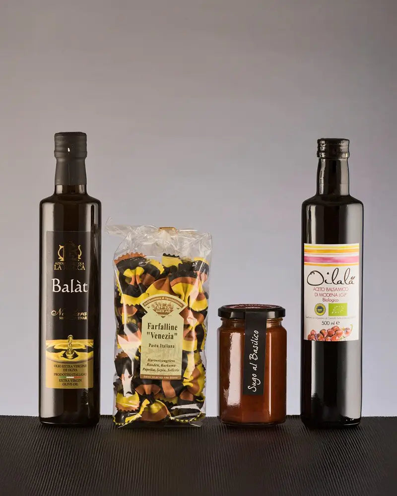 Flasche Olivenöl und Balsamico, Pasta und Glas Tomatensauce