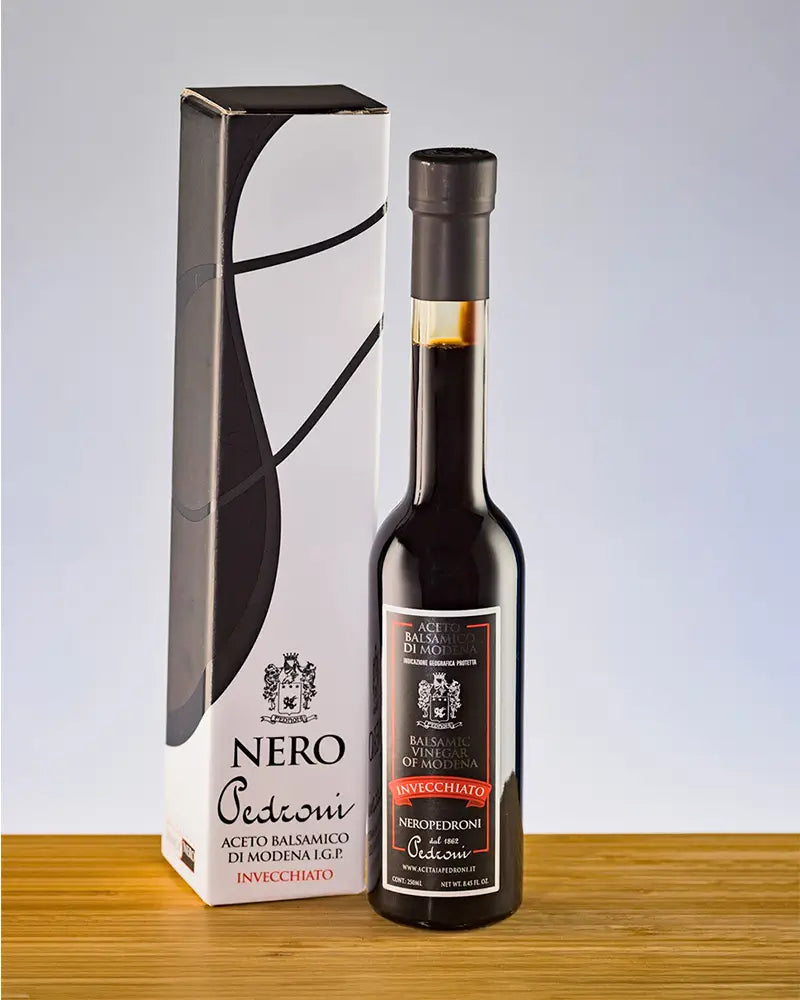 Flasche und Verpackung Nero Aceto Balsamico di Modena I.G.P. Invecchiato von Acetaia Pedroni