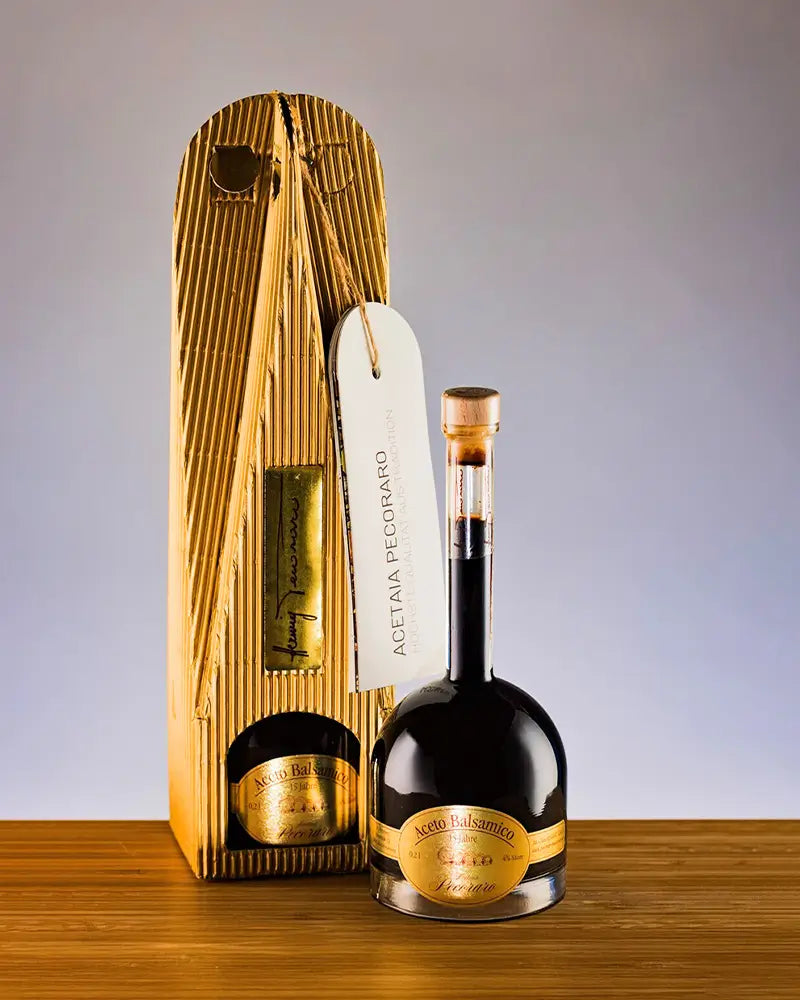 Flasche vor goldener Verpackung 15 Jahre alter Aceto Balsamico von Acetaia Pecoraro